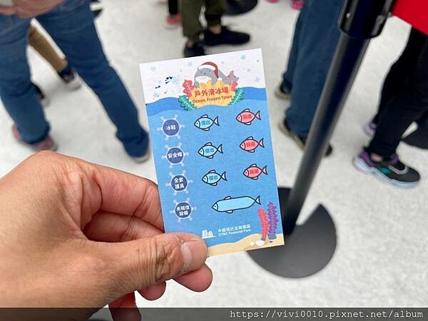 台北.南港-中國信託金融園區免費滑冰場、護具、冰鞋通通免費，每年都在期待它開放，這次越來越會溜囉!!點燃