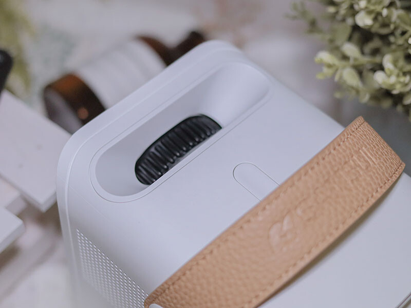 SANSUI山水無線微型行動投影機SPJ-MM,無印風設計 FULL HD高畫質梯形校正 內建 Android9.0 支援NETFLIX Disney+