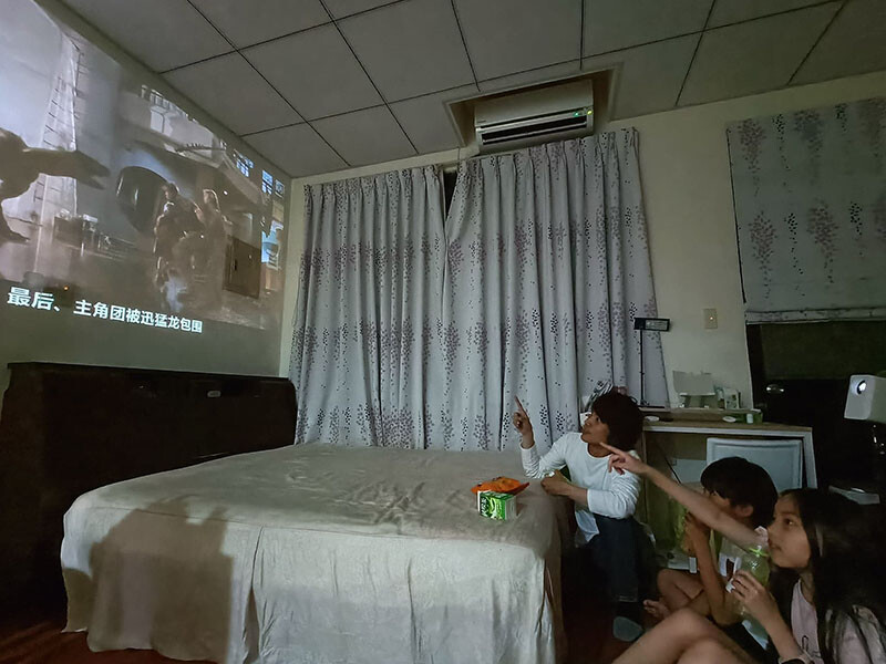 SANSUI山水無線微型行動投影機SPJ-MM,無印風設計 FULL HD高畫質梯形校正 內建 Android9.0 支援NETFLIX Disney+