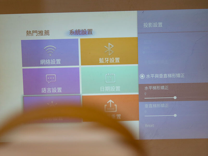 SANSUI山水無線微型行動投影機SPJ-MM,無印風設計 FULL HD高畫質梯形校正 內建 Android9.0 支援NETFLIX Disney+