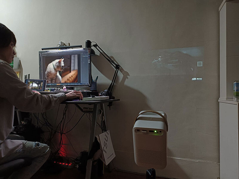 SANSUI山水無線微型行動投影機SPJ-MM,無印風設計 FULL HD高畫質梯形校正 內建 Android9.0 支援NETFLIX Disney+