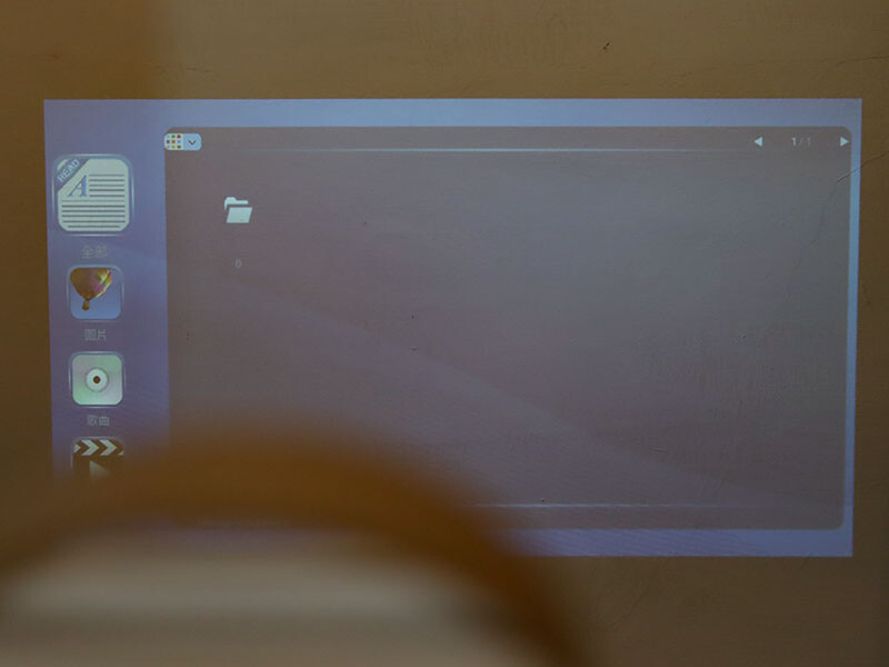 SANSUI山水無線微型行動投影機SPJ-MM,無印風設計 FULL HD高畫質梯形校正 內建 Android9.0 支援NETFLIX Disney+