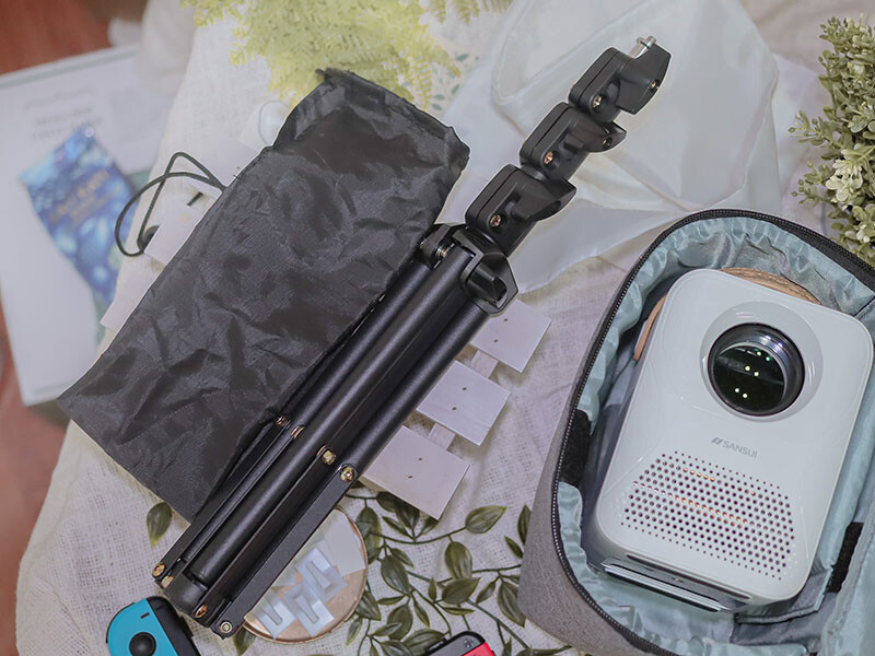 SANSUI山水無線微型行動投影機SPJ-MM,無印風設計 FULL HD高畫質梯形校正 內建 Android9.0 支援NETFLIX Disney+