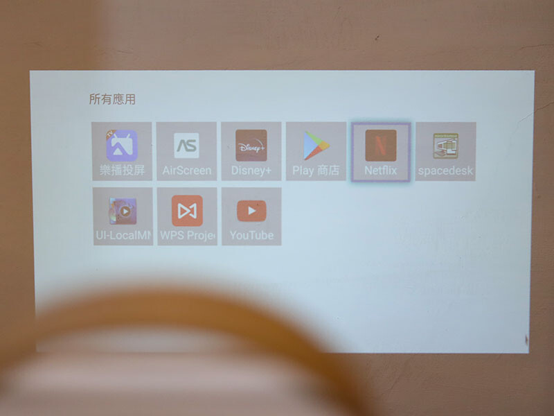 SANSUI山水無線微型行動投影機SPJ-MM,無印風設計 FULL HD高畫質梯形校正 內建 Android9.0 支援NETFLIX Disney+