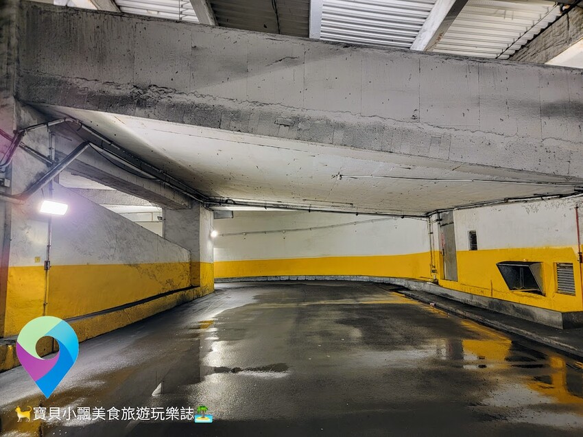 [旅遊]讓人有總彷彿進入大賣場停車場的錯覺 穿越蜿蜒的迴旋道路 印入眼簾的海景 近在眼前 虎仔山迴車塔  KEELUNG地標公園