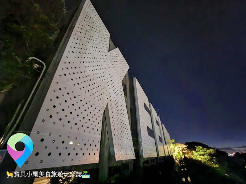 [旅遊]讓人有總彷彿進入大賣場停車場的錯覺 穿越蜿蜒的迴旋道路 印入眼簾的海景 近在眼前 虎仔山迴車塔  KEELUNG地標公園