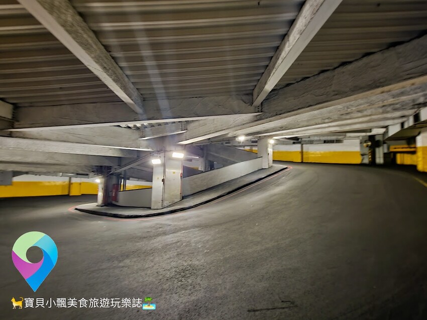 [旅遊]讓人有總彷彿進入大賣場停車場的錯覺 穿越蜿蜒的迴旋道路 印入眼簾的海景 近在眼前 虎仔山迴車塔  KEELUNG地標公園