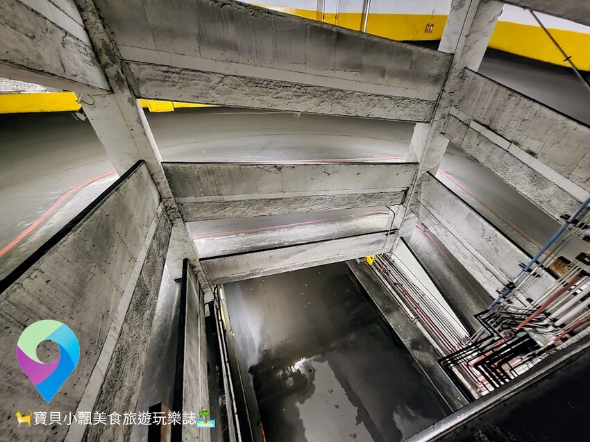 [旅遊]讓人有總彷彿進入大賣場停車場的錯覺 穿越蜿蜒的迴旋道路 印入眼簾的海景 近在眼前 虎仔山迴車塔  KEELUNG地標公園