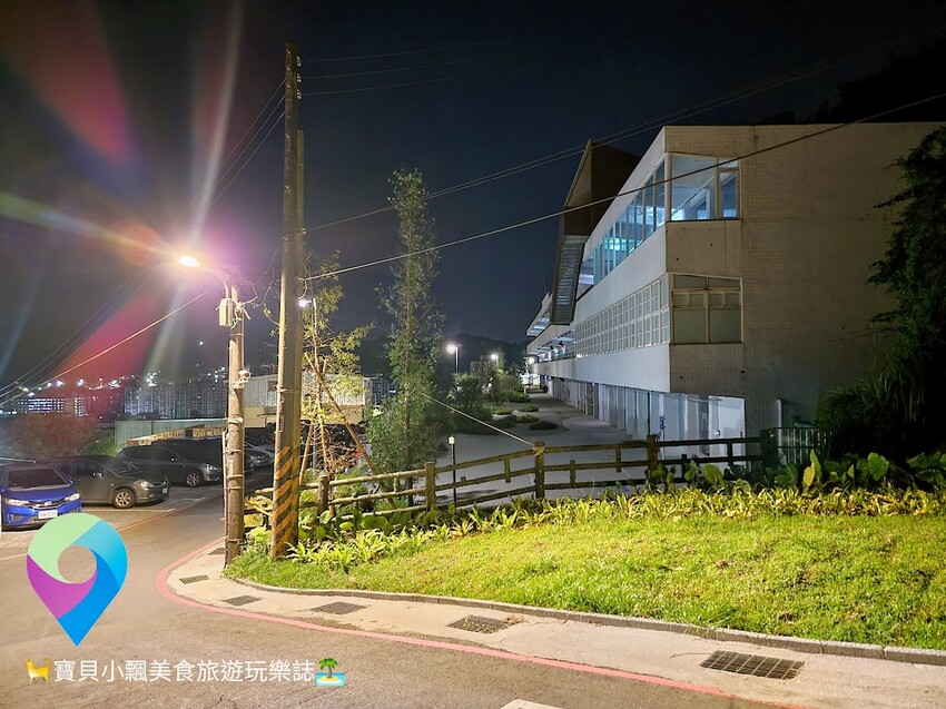 [旅遊]讓人有總彷彿進入大賣場停車場的錯覺 穿越蜿蜒的迴旋道路 印入眼簾的海景 近在眼前 虎仔山迴車塔  KEELUNG地標公園