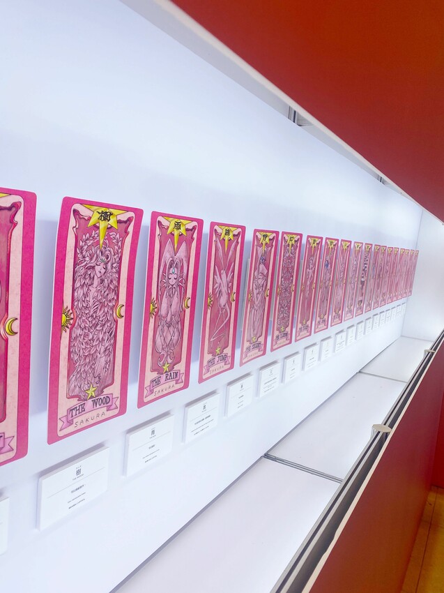 [台中展覽] 2022年庫洛魔法使特展插旗台中！即日起～9/18免費逛｜三大必拍景點｜多幅特選彩稿展出｜歷代卡片震撼登場｜粉絲必衝 - 萍姐愛分享