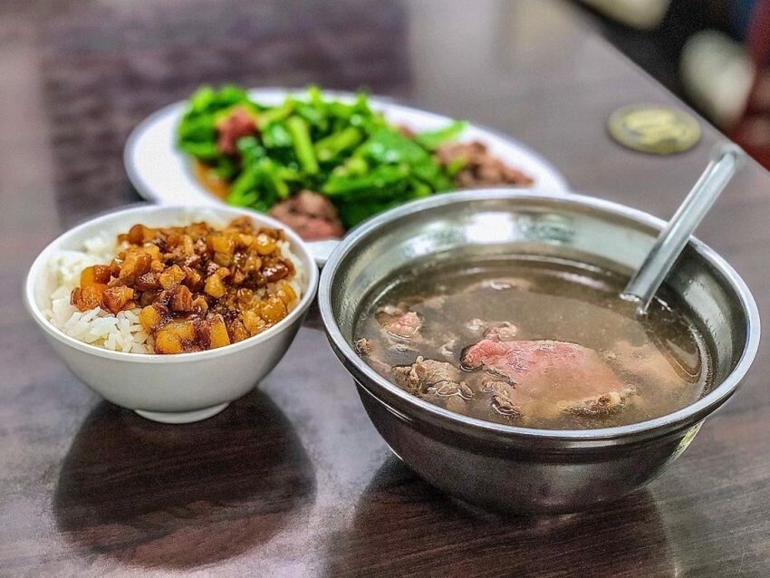 阿財牛肉湯 小菜 滷肉飯 肉燥飯 炒牛肉 炒青菜 牛肉飯 菜單 價格