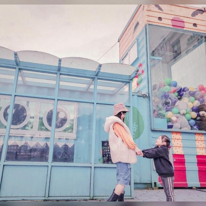 礁溪親子景點｜水鹿咖啡親子餐廳門口有一座超吸睛的兩層樓高扭蛋機，而且是可以玩的哦！從外頭看可是看不出水鹿咖啡親子館的玄機，水鹿咖啡在後院結合了兒童遊戲場與農場，溜滑梯、鞦韆、攀岩、小火車通通有