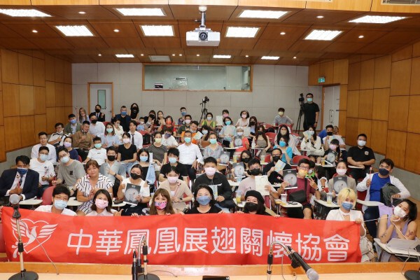 公益團體中秋禮盒2022-中華鳯凰展翅關懷協會中秋禮盒，2022公益團體禮盒推薦，女力正能量協會支持在地小農推出公益禮盒