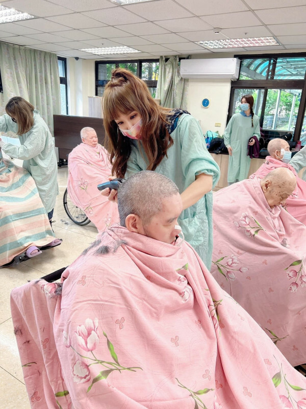 公益團體中秋禮盒2022-中華鳯凰展翅關懷協會中秋禮盒，2022公益團體禮盒推薦，女力正能量協會支持在地小農推出公益禮盒