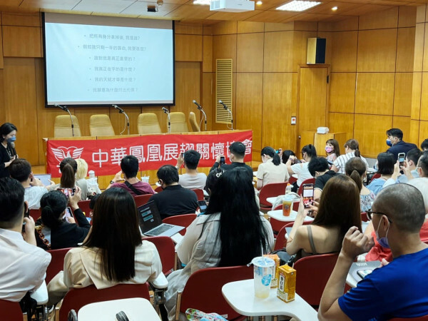 公益團體中秋禮盒2022-中華鳯凰展翅關懷協會中秋禮盒，2022公益團體禮盒推薦，女力正能量協會支持在地小農推出公益禮盒