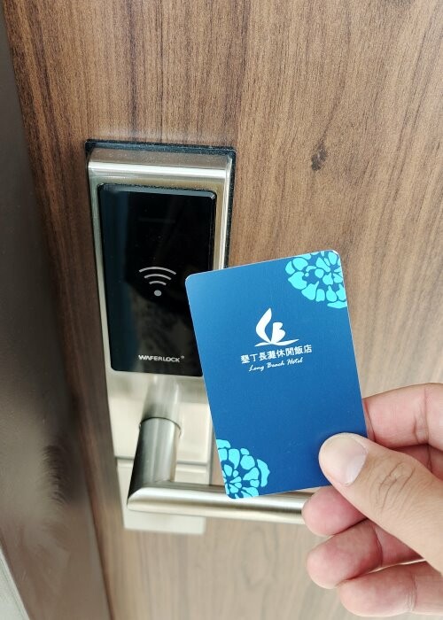 【屏東親子住宿】墾丁長灘休閒飯店.超大遊戲室+戲水池+賽車,住宿好選擇!