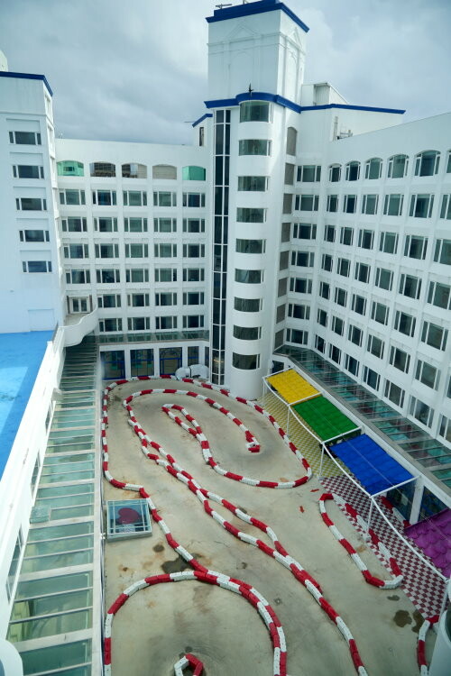 【屏東親子住宿】墾丁長灘休閒飯店.超大遊戲室+戲水池+賽車,住宿好選擇!