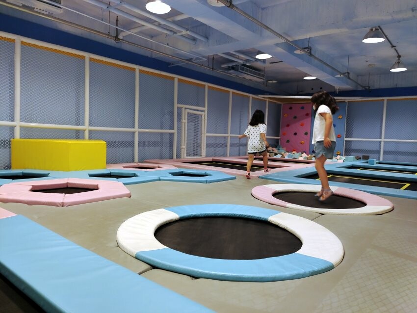 【屏東親子住宿】墾丁長灘休閒飯店.超大遊戲室+戲水池+賽車,住宿好選擇!