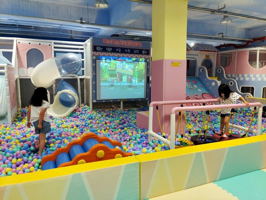 【屏東親子住宿】墾丁長灘休閒飯店.超大遊戲室+戲水池+賽車,住宿好選擇!