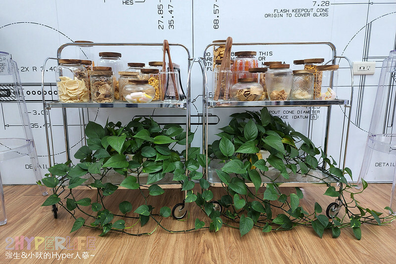 台中蘋果手機維修就找這家！直接在客戶面前拆解維修沒在怕你看，電池20分鐘完全搞定，現場還有零食可免費享用