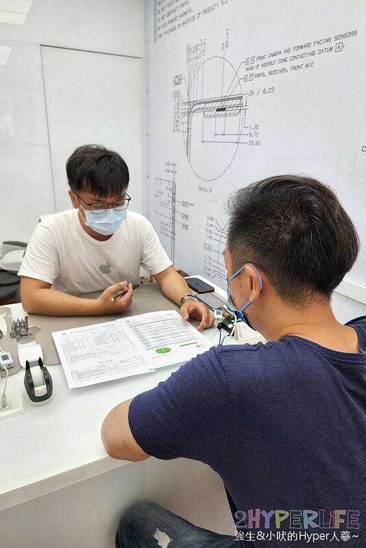 台中蘋果手機維修就找這家！直接在客戶面前拆解維修沒在怕你看，電池20分鐘完全搞定，現場還有零食可免費享用