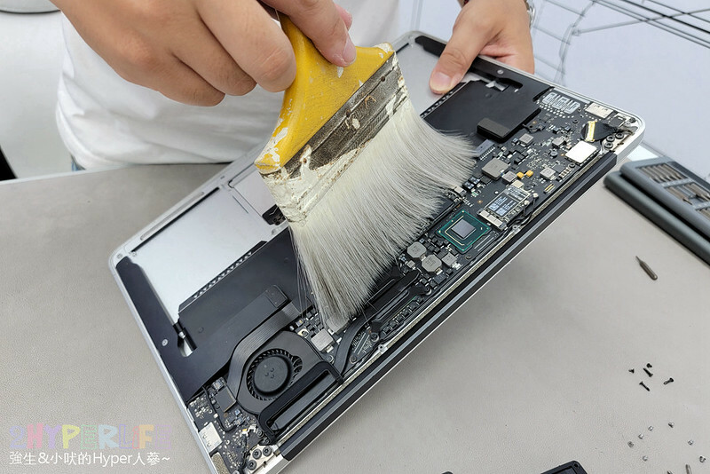 台中蘋果手機維修就找這家！直接在客戶面前拆解維修沒在怕你看，電池20分鐘完全搞定，現場還有零食可免費享用