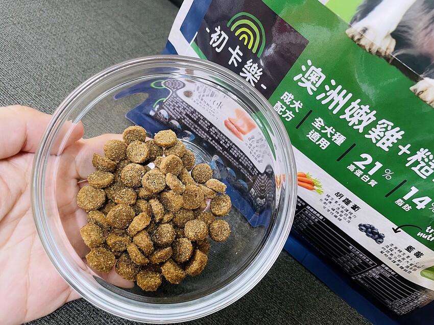 【初卡樂True Colours】狗飼料推薦！『澳洲羔羊+糙米』、『澳洲嫩雞+糙米』，來自澳洲的健康營養配方～小臘腸咪咪愛吃的美味狗糧！