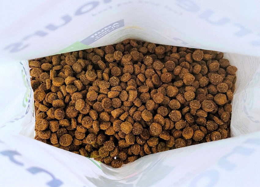 【初卡樂True Colours】狗飼料推薦！『澳洲羔羊+糙米』、『澳洲嫩雞+糙米』，來自澳洲的健康營養配方～小臘腸咪咪愛吃的美味狗糧！