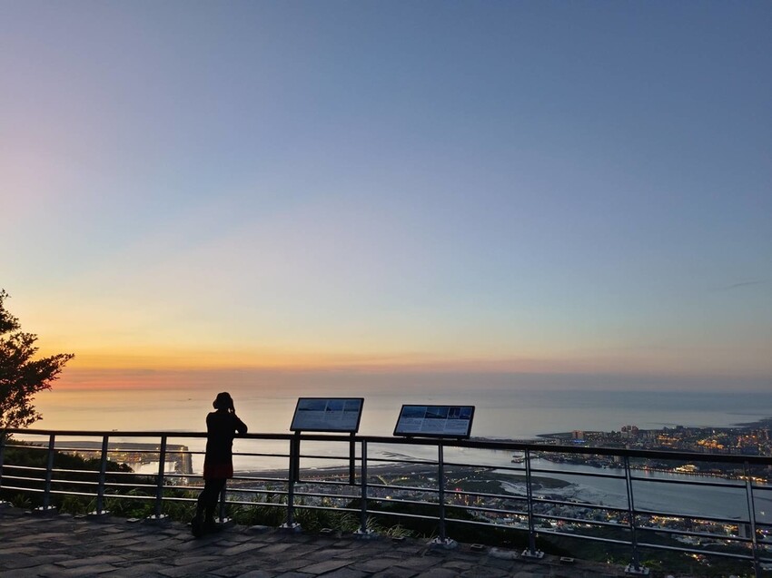 【台北.五股】帶著貓咪爬山去。觀音山硬漢嶺賞夕陽+夜景。大台北盆地美景盡收眼底