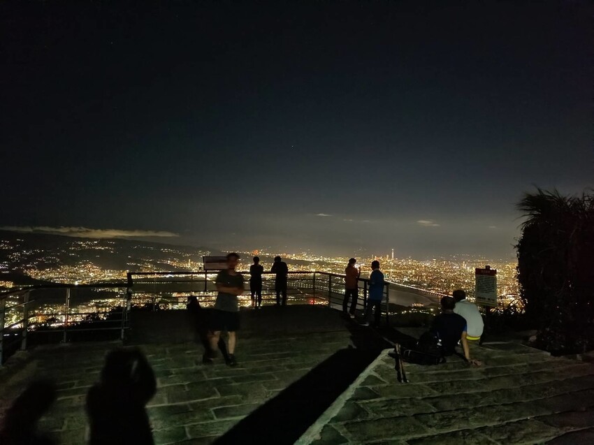 【台北.五股】帶著貓咪爬山去。觀音山硬漢嶺賞夕陽+夜景。大台北盆地美景盡收眼底