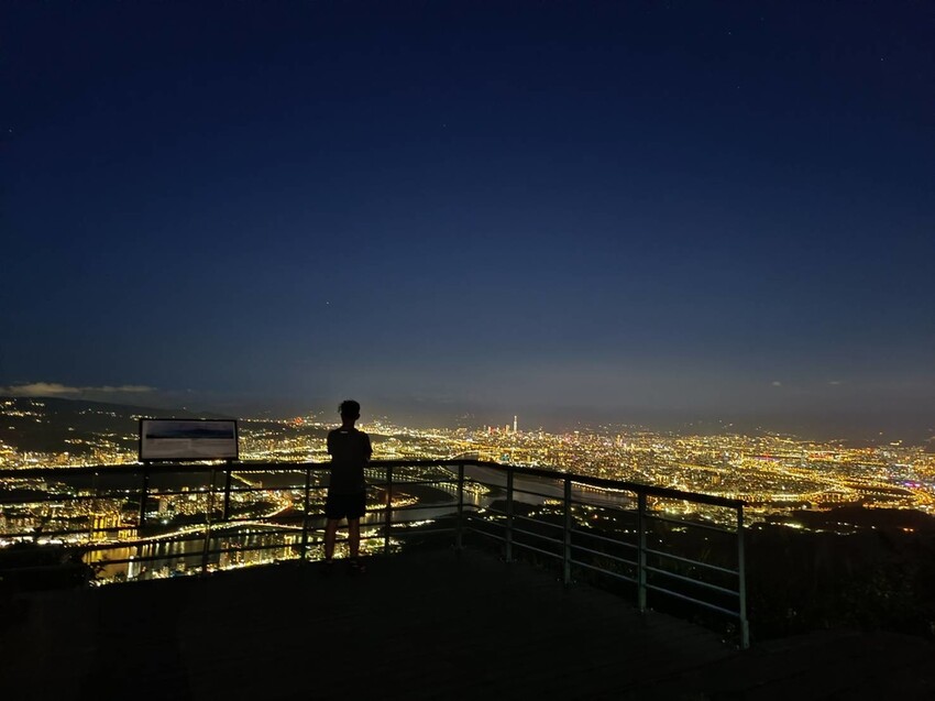 【台北.五股】帶著貓咪爬山去。觀音山硬漢嶺賞夕陽+夜景。大台北盆地美景盡收眼底