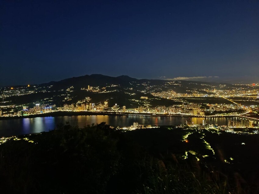【台北.五股】帶著貓咪爬山去。觀音山硬漢嶺賞夕陽+夜景。大台北盆地美景盡收眼底