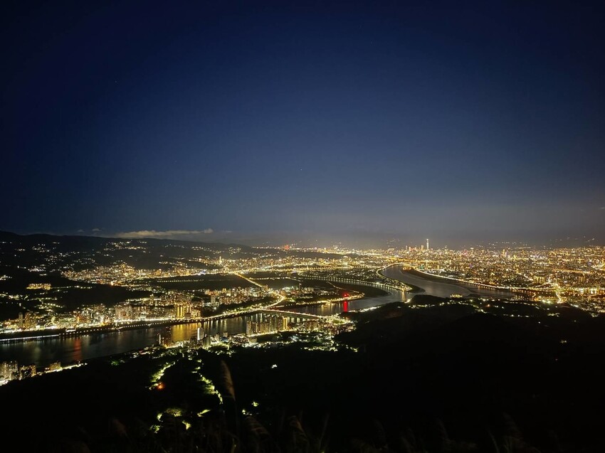 【台北.五股】帶著貓咪爬山去。觀音山硬漢嶺賞夕陽+夜景。大台北盆地美景盡收眼底