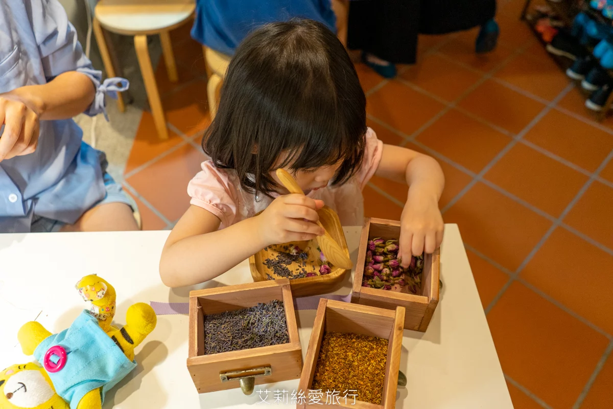 親子diy 親子手作防蚊香包 多種可愛造型自己調配香味 好玩又有趣 還有旗袍換裝古蹟拍紀念照...