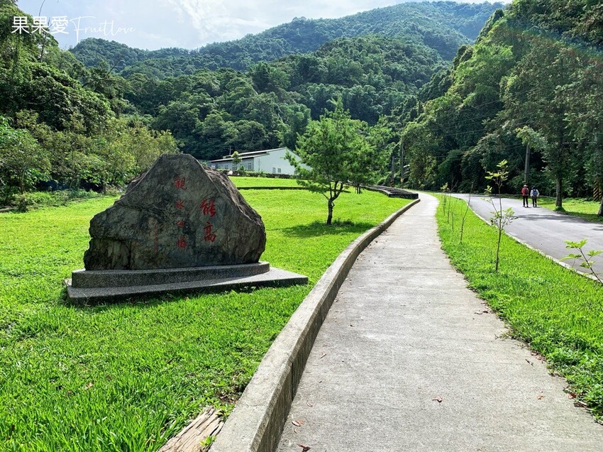 能高親水公園⟩免費玩水消暑，戲石坑，還有許多蝴蝶身邊圍繞 @果果愛Fruitlove