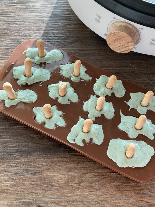 [藍藻創意食譜] #6 藍藻羊奶棒棒糖｜有手就會｜恐龍造型超吸睛｜享受吃糖的同時也吃進去滿滿營養素 - 萍姐愛分享