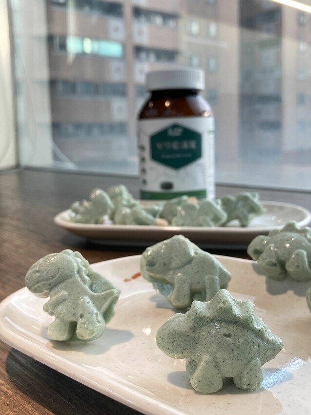 [藍藻創意食譜] #6 藍藻羊奶棒棒糖｜有手就會｜恐龍造型超吸睛｜享受吃糖的同時也吃進去滿滿營養素 - 萍姐愛分享