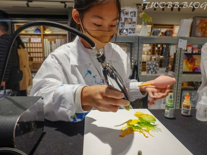 台中體驗｜ EXPLORE 有意思酒精畫》不限年齡都可體驗，DIY創作獨一無二的紀念品，零美術基礎也能畫出藝術水準。 - 1個媽咪2個寶
