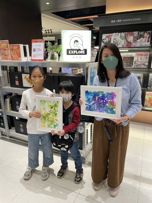 台中體驗｜ EXPLORE 有意思酒精畫》不限年齡都可體驗，DIY創作獨一無二的紀念品，零美術基礎也能畫出藝術水準。 - 1個媽咪2個寶