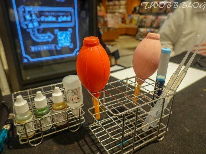 台中體驗｜ EXPLORE 有意思酒精畫》不限年齡都可體驗，DIY創作獨一無二的紀念品，零美術基礎也能畫出藝術水準。 - 1個媽咪2個寶