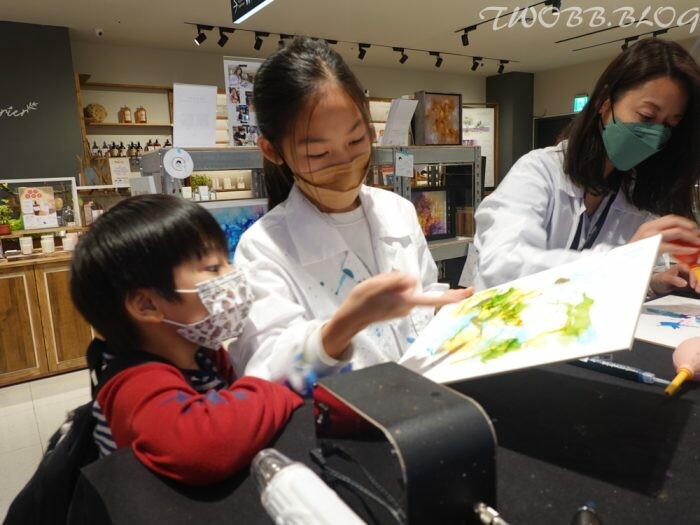 台中體驗｜ EXPLORE 有意思酒精畫》不限年齡都可體驗，DIY創作獨一無二的紀念品，零美術基礎也能畫出藝術水準。 - 1個媽咪2個寶