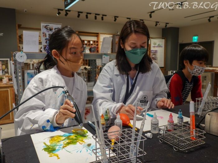 台中體驗｜ EXPLORE 有意思酒精畫》不限年齡都可體驗，DIY創作獨一無二的紀念品，零美術基礎也能畫出藝術水準。 - 1個媽咪2個寶