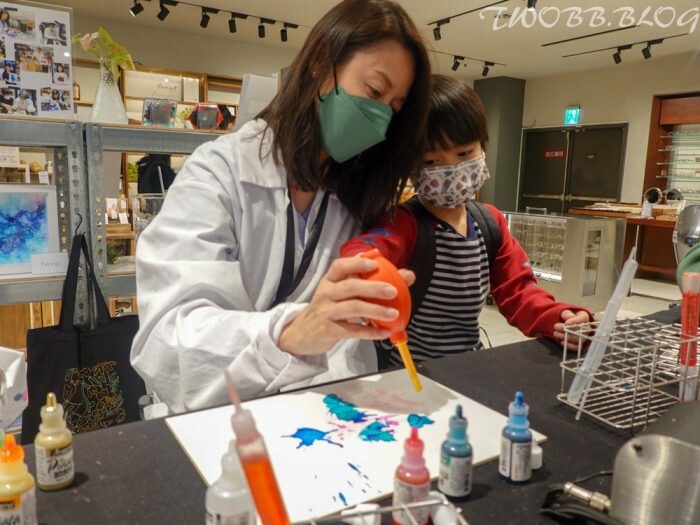 台中體驗｜ EXPLORE 有意思酒精畫》不限年齡都可體驗，DIY創作獨一無二的紀念品，零美術基礎也能畫出藝術水準。 - 1個媽咪2個寶