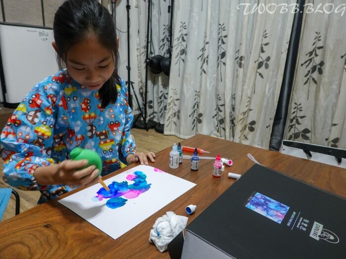 台中體驗｜ EXPLORE 有意思酒精畫》不限年齡都可體驗，DIY創作獨一無二的紀念品，零美術基礎也能畫出藝術水準。 - 1個媽咪2個寶