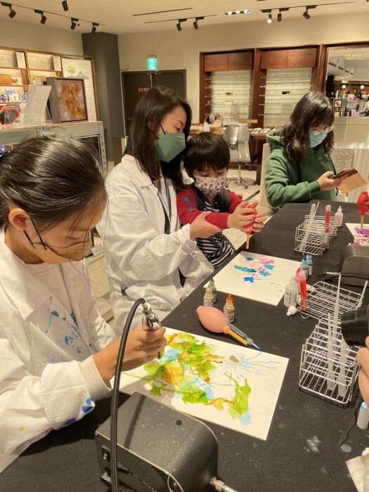 台中體驗｜ EXPLORE 有意思酒精畫》不限年齡都可體驗，DIY創作獨一無二的紀念品，零美術基礎也能畫出藝術水準。 - 1個媽咪2個寶