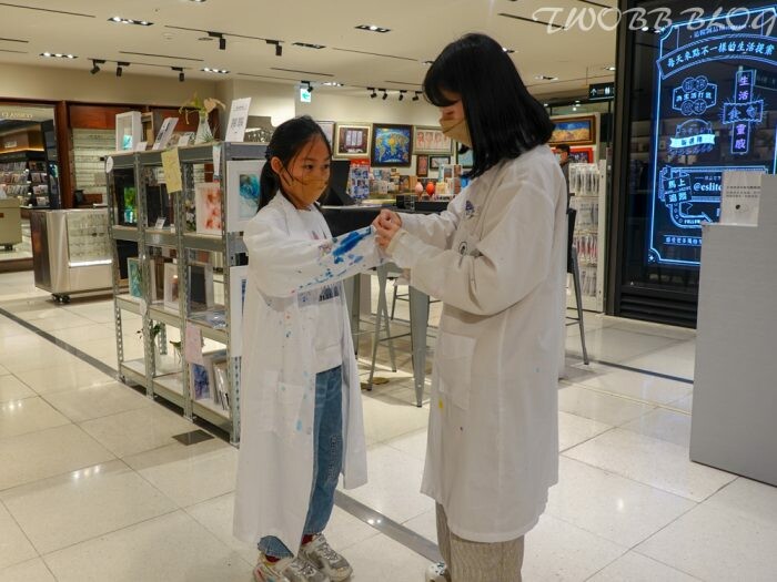 台中體驗｜ EXPLORE 有意思酒精畫》不限年齡都可體驗，DIY創作獨一無二的紀念品，零美術基礎也能畫出藝術水準。 - 1個媽咪2個寶