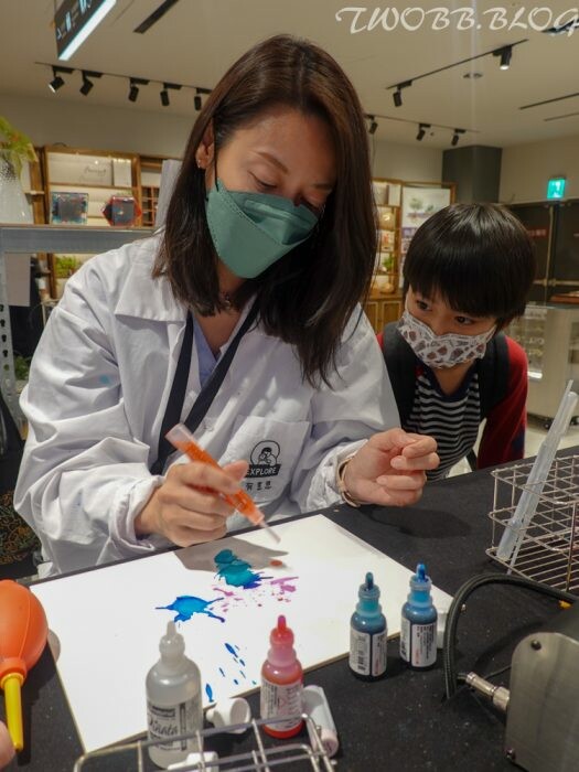 台中體驗｜ EXPLORE 有意思酒精畫》不限年齡都可體驗，DIY創作獨一無二的紀念品，零美術基礎也能畫出藝術水準。 - 1個媽咪2個寶