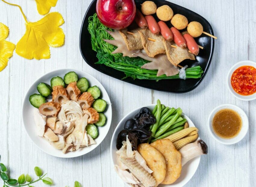 擁有多間分店的新豐街鹹水雞,每日現作、食材新鮮、並且種類豐富。主角雞肉的肉質鮮嫩,雞皮更是Q彈不軟爛,蔬菜則是爽口清脆