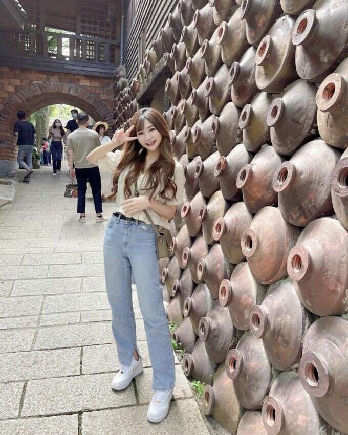 漫遊集集線|水里自行車道,抵達水里蛇窯的入口,要先走過一段景緻幽美的林蔭小徑,兩旁設有不少和陶土有關的造景,提供給喜歡拍照的遊客取材。