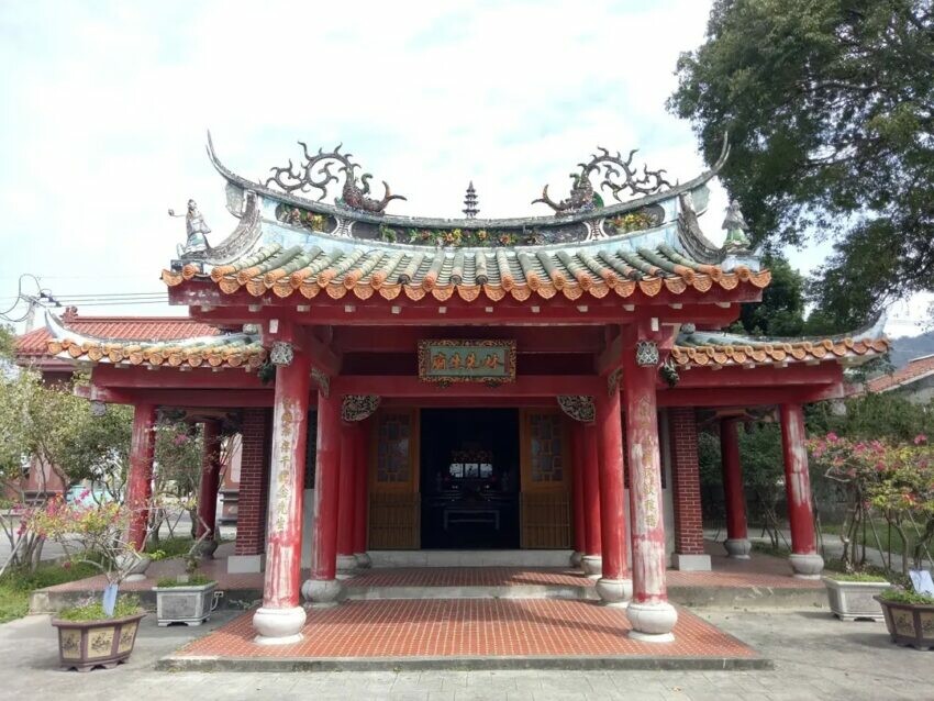 漫遊集集線|二水觀光自行車道,林先生廟是為了紀念興建八堡圳時,給予關鍵技術指導的老先生而建的,至今有200多年的歷史,是位於八堡圳旁的一座小巧且精緻的傳統廟宇。